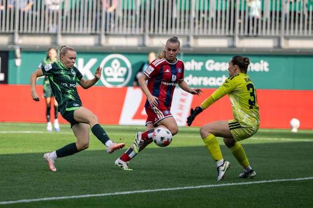 Soccer I Women s I 2026–2027 Season I Bundesliga I VfL Wolfsburg vs. Hamburger SV I October 4, 2026 Anny Kerim Lindland 38, VfL Wolfsburg with a great scoring chance against Jule Baum (36), Hamburger SV, Wolfsburg, AOK Stadium, Lower Saxony, Germany Copyright: xLobeca CedricxSiefkerx