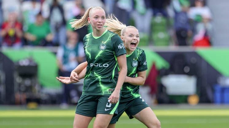 v li Ella Peddemor of VfL Wolfsburg, 5, and goal scorer Anny Kerim Lindland of VfL Wolfsburg, 38, celebrating a goal, cheering, celebrating, jubilant, optimistic, game scene, highlight, joy over the 2-1 goal, DFB REGULATIONS PROHIBIT ANY USE OF PHOTOGRAPHS AS IMAGE SEQUENCES AND OR VIDEO-LIKE PHOTO SERIES DFB REGULATIONS PROHIBIT ANY USE OF PHOTOGRAPHS AS IMAGE SEQUENCES AND OR QUASI-VIDEO, October 4, 2026, Wolfsburg, Germany, soccer, Google Pixel Women’s Bundesliga, VfL Wolfsburg vs. Hamburger SV xobx