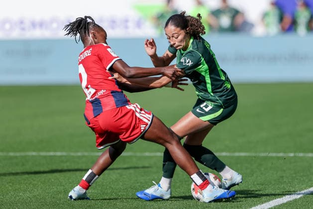 v li Magou Doucoure, Hamburger SV (HSV), 2, and Kessya Bussy, VfL Wolfsburg, 19, in a one-on-one, duel, dynamic moment, action, game scene, DFB REGULATIONS PROHIBIT ANY USE OF PHOTOGRAPHS AS SEQUENCE IMAGES AND OR VIDEO-LIKE PHOTO SERIES DFB REGULATIONS PROHIBIT ANY USE OF PHOTOGRAPHS AS SEQUENCE IMAGESENCES AND OR QUASI-VIDEO, April 10, 2026, Wolfsburg, Germany, soccer, Google Pixel Women’s Bundesliga, VfL Wolfsburg vs. Hamburger SV xobx