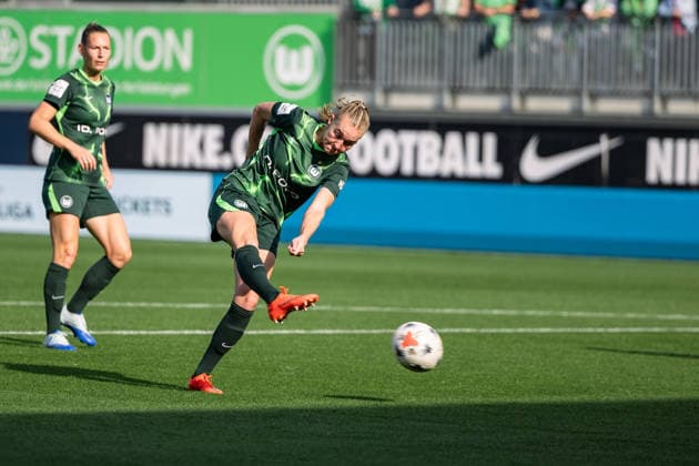 Soccer I Women s I 2026–2027 Season I Bundesliga I VfL Wolfsburg vs. Hamburger SV I October 4, 2026 Janina Minge 6, VfL Wolfsburg shoots on goal at the Wolfsburg AOK Stadium, Lower Saxony, Germany Copyright: xLobeca CedricxSiefkerx