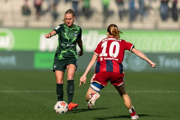 Soccer I Women s I 2026–2027 Season I Bundesliga I VfL Wolfsburg vs. Hamburger SV I October 4, 2026 Janina Minge 6, VfL Wolfsburg in possession and dribbling at the AOK Stadium in Wolfsburg, Lower Saxony, Germany Copyright: xLobeca CedricxSiefkerx