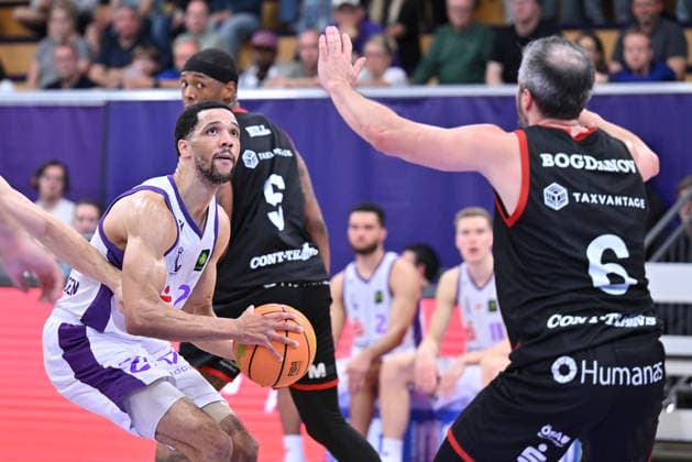 BG Göttingen vs. SBB Börde Baskets Wolmirstedt, October 4, 2026, Göttingen Basketball 2nd Bundesliga, ProA, BG Göttingen vs. SBB Börde Baskets Wolmirstedt, Matchday 3, Sparkassen Arena; Zach Jackson (left), BG Göttingen battles with Martin Bogdanov (right) and SBB Börde Baskets Wolmirstedt for the ball; Göttingen, Lower Saxony, Germany