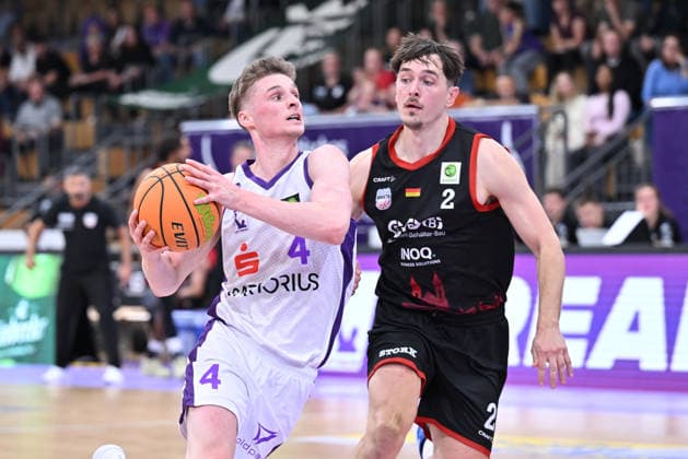 BG Göttingen vs. SBB Börde Baskets Wolmirstedt, October 4, 2026, Göttingen Basketball 2nd Bundesliga, ProA, BG Göttingen vs. SBB Börde Baskets Wolmirstedt, Matchday 3, Sparkassen Arena; Daniel Kirchner (left), BG Göttingen drives to the basket against Dennis Nawrocki (right), SBB Börde Baskets Wolmirstedt, Göttingen, Lower Saxony, Germany