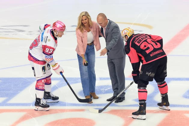 October 4, 2026, GER, DEU, Germany, Ice Hockey Faceoff, Steffan Ustorf with his wife, Leonhard Pfoederl, Eisbären Berlin 93, CONSTANTIN BRAUN, Ice Tigers 90, nordphoto GmbH, Engler Berlin, Uber Arena Berlin, Germany Copyright: xNordphotox xEnglerx