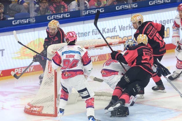October 4, 2026, GER, DEU, Germany, Ice Hockey: Jonas Neffin, Eisbären Berlin 75; Liam Kirk, Eisbären Berlin 94; MARCUS WEBER, Ice Tigers 24; Austin Magera, Ice Tigers 19; nordphoto GmbH, Engler Berlin, Uber Arena Berlin, Germany Copyright: xNordphotox xEnglerx