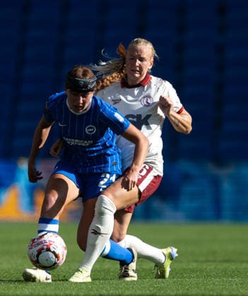 Brighton and Hove Albion Women v Charlton Athletic Women Barclays Women s Super League Olivia Garcia of Brighton and Hove Albion Women battles for the ball with Cassandra Korhonen of Charlton Athletic Women during the Barclays Women s Super League match at the American Express Stadium, Brighton and Hove 04 10 2026 UK Newspapers OUT Copyright: xBenxPetersx FIL-24015-0098