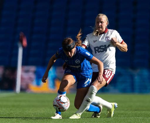 Brighton and Hove Albion Women v Charlton Athletic Women Barclays Women s Super League Olivia Garcia of Brighton and Hove Albion Women battles for the ball with Cassandra Korhonen of Charlton Athletic Women during the Barclays Women s Super League match at the American Express Stadium, Brighton and Hove 04 10 2026 UK Newspapers OUT Copyright: xBenxPetersx FIL-24015-0099