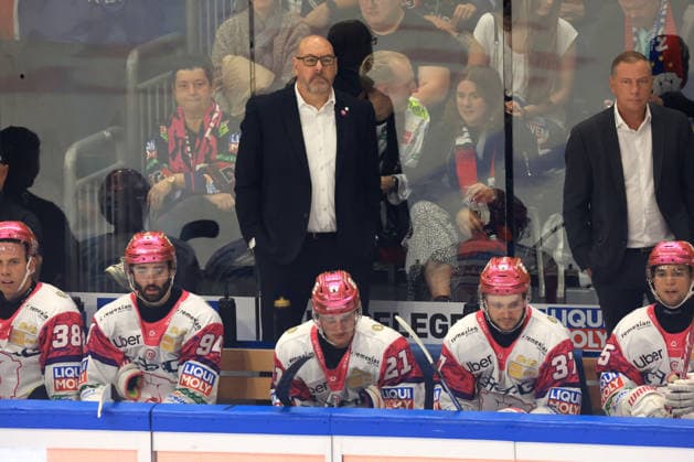 October 4, 2026, GER, DEU, Germany, Ice Hockey Head Coach Eric Dubois, Eisbären Berlin, Eisbären players bench, nordphoto GmbH, Engler Berlin, Uber Arena Berlin, Germany Copyright: xNordphotox xEnglerx