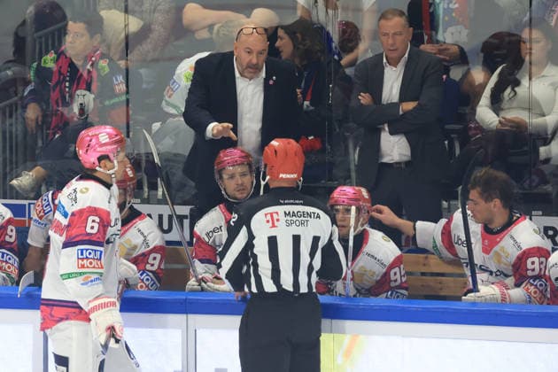 October 4, 2026, GER, DEU, Germany, Ice Hockey Head Coach Eric Dubois, Eisbären Berlin, Eisbären Berlin players bench, Referee Dr. Florian Exner, nordphoto GmbH, Engler Berlin, Uber Arena Berlin, Germany Copyright: xNordphotox xEnglerx