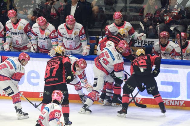 October 4, 2026, GER, DEU, Germany, Ice Hockey: Andreas Eder (Eisbären Berlin) 43, Austin Magera (Ice Tigers) 19, Eisbären players bench, nordphoto GmbH, Engler, Berlin, Uber Arena, Berlin, Germany Copyright: xNordphotox xEnglerx