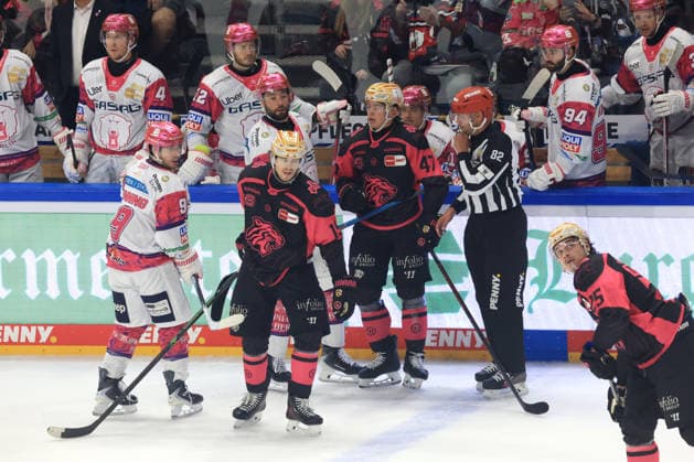 October 4, 2026, GER, DEU, Germany, Ice Hockey: Andreas Eder (Eisbären Berlin) 43, Austin Magera (Ice Tigers) 19, Eisbären players bench, nordphoto GmbH, Engler, Berlin, Uber Arena, Berlin, Germany Copyright: xNordphotox xEnglerx