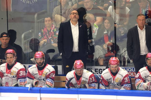 October 4, 2026, GER, DEU, Germany, Ice Hockey Head Coach Eric Dubois, Eisbären Berlin, Eisbären players bench, nordphoto GmbH, Engler Berlin, Uber Arena Berlin, Germany Copyright: xNordphotox xEnglerx