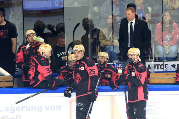 October 4, 2026, GER, DEU, Germany, Ice Hockey 0–1 by EVAN BARRATT Ice Tigers 10, Nuremberg players, Coach MITCH O KEEFE Ice Tigers nordphoto GmbH Engler Berlin Uber Arena Berlin Germany Copyright: xNordphotox xEnglerx