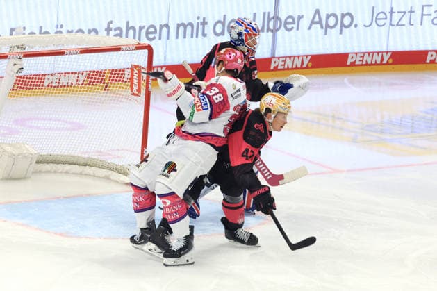 October 4, 2026, GER, DEU, Germany, Ice Hockey: Yannick Veilleux, Eisbären Berlin 38; NIKLAS TREUTLE, Ice Tigers 31; OWEN HEADRICK, Ice Tigers 47; nordphoto GmbH, Engler Berlin, Uber Arena Berlin, Germany Copyright: xNordphotox xEnglerx