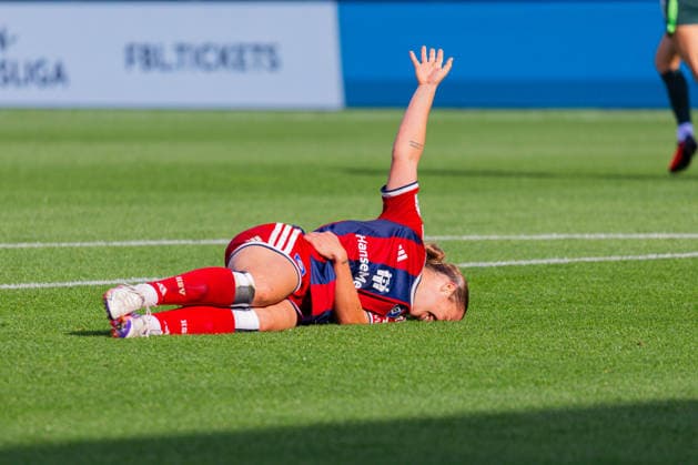Women s Bundesliga, 2026–2027 Season, April 10, 2026, Matchday 6: VfL Wolfsburg vs. Hamburger SV, AOK Stadium, Wolfsburg; Leila Peneau (Hamburger SV), 15, injured on the ground Copyright: xMichellexLukax