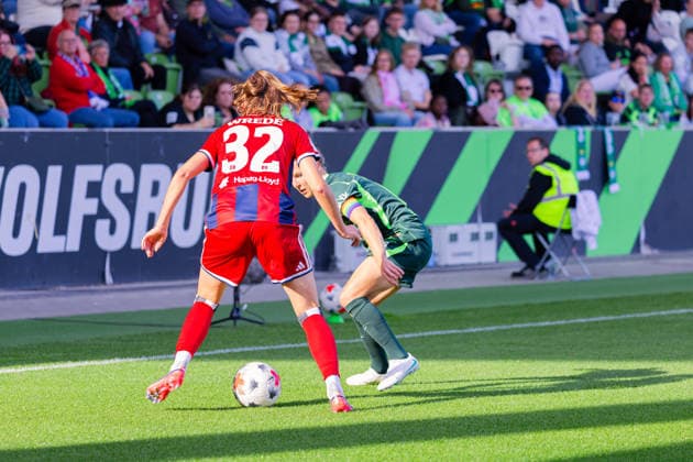 Women s Bundesliga, 2026–2027 Season, April 10, 2026, Matchday 6: VfL Wolfsburg vs. Hamburger SV, AOK Stadium, Wolfsburg; Lotta Wrede (Hamburger SV), No. 32, in a tackle against Svenja Huth (VfL Wolfsburg), No. 10 Copyright: xMichellexLukax