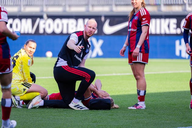 Women s Bundesliga, 2026–2027 Season, April 10, 2026, Matchday 6: VfL Wolfsburg vs. Hamburger SV, AOK Stadium, Wolfsburg; Nikola Karczewska of Hamburger SV, No. 20, injured on the ground Copyright: xMichellexLukax