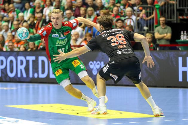 October 4, 2026, xgox, Handball: Opel HBL SC Magdeburg vs. HC Erlangen emspor, from left: Gisli Thorgeir Kristjansson (Magdeburg), 10, Tobias Buck (Erlangen), 39; duel, battle, tackle (Magdeburg)