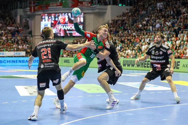 October 4, 2026, xgox, Handball Opel HBL SC Magdeburg vs. HC Erlangen emspor, from left: Christopher Bissel (Erlangen), 21, Gisli Thorgeir Kristjansson (Magdeburg), 10, Maciej Gebala (Erlangen), 77; duel, battle, tackle, Magdeburg