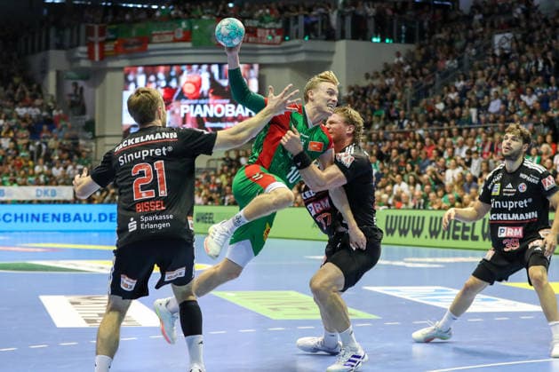 October 4, 2026, xgox, Handball Opel HBL SC Magdeburg vs. HC Erlangen emspor, from left: Christopher Bissel (Erlangen), 21, Gisli Thorgeir Kristjansson (Magdeburg), 10, Maciej Gebala (Erlangen), 77; duel, battle, tackle, Magdeburg
