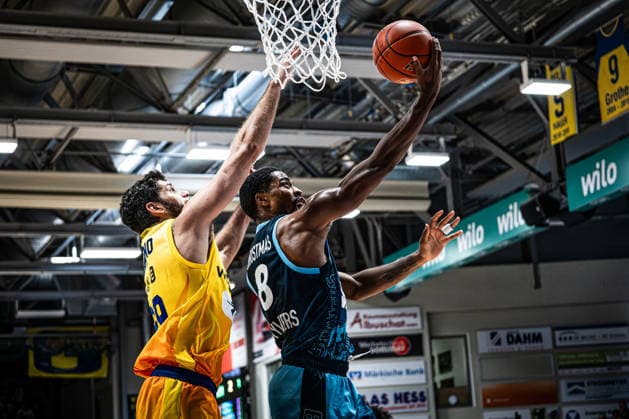 easyCredit BBL Phoenix Hagen vs. SKYLINERS Frankfurt, Hagen, October 4, 2026, Ischelandhalle Hagen: William Christmas 8, SKYLINERS, SG, attempting a layup, defended by Patricio Garino Gullotta 29, Phoenix Hagen, SF; easyCredit BBL Phoenix Hagen vs. SKYLINERS Frankfurt, Hagen, October 4, 2026, Ischelandhalle Hagen Copyright: xBEAUTIFULxSPORTS Piepenstockx