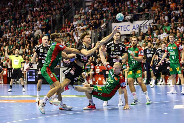 Maxsim Lochmann (HC Erlangen, 32) vs. Magnus Saugstrup (SC Magdeburg, 23) and Antonio Serradilla (SC Magdeburg, 15) – Handball Bundesliga Season 2026–2027: SC Magdeburg vs. HC Erlangen at the GETEC Arena in Magdeburg – Action, Handball,Germany, October 4, 2026