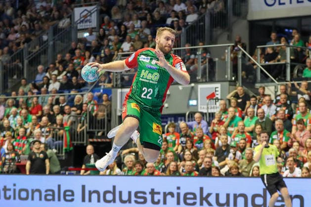 October 4, 2026, xgox, Handball: Opel HBL SC Magdeburg vs. HC Erlangen emspor, from left: Lukas Mertens (Magdeburg), 22, takes a shot, goal scorer, scores a goal, Magdeburg
