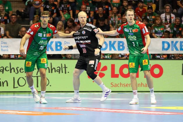 October 4, 2026, xgox, Handball Opel HBL SC Magdeburg vs. HC Erlangen emspor, from left: Antonio Serradilla (Magdeburg), 15, Sebastian Firnhaber (Erlangen), 18, Felix Claar (Magdeburg), 7; duel, battle, tackle (Magdeburg)