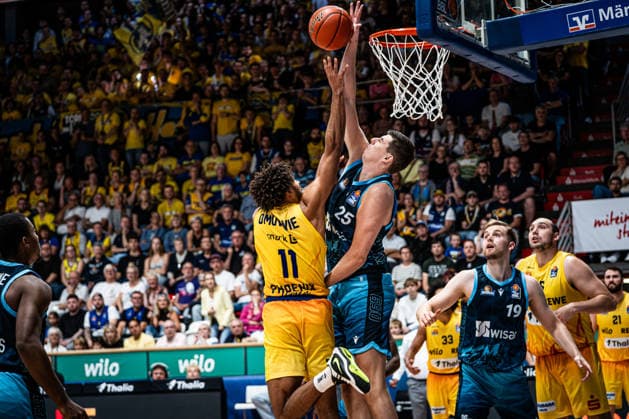 easyCredit BBL Phoenix Hagen vs. SKYLINERS Frankfurt, Hagen, October 4, 2026, Ischelandhalle, Hagen: Marvin Omonigho Omuvwie (11), Phoenix Hagen (PF), is blocked by Jacob Knauf (25), SKYLINERS (C). easyCredit BBL Phoenix Hagen vs. SKYLINERS Frankfurt, Hagen, October 4, 2026, Ischelandhalle, Hagen Copyright: xBEAUTIFULxSPORTS Piepenstockx