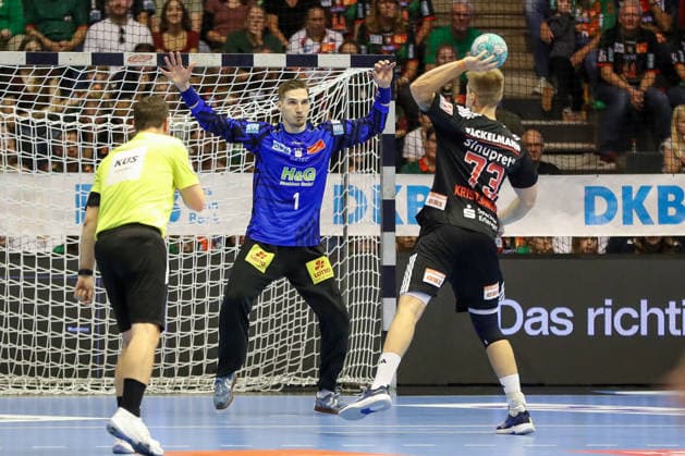 October 4, 2026, xgox, Handball: Opel HBL SC Magdeburg vs. HC Erlangen emspor, from left: Dominik Kuzmanovic (Magdeburg), 1 on a penalty throw against Viggo Kristjansson (Erlangen), 73 (Magdeburg)
