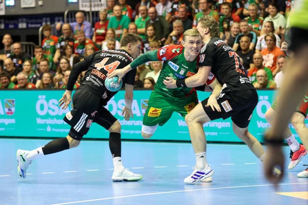October 4, 2026, xgox, Handball Opel HBL SC Magdeburg vs. HC Erlangen emspor, from left: Christopher Steinert (Erlangen), 44; Gisli Thorgeir Kristjansson (Magdeburg), 10; Maciej Gebala (Erlangen), 77; duel, battle, tackle, Magdeburg
