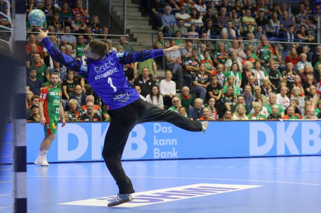 October 4, 2026, xtgx, Opel HBL Handball, SC Magdeburg vs. HC Erlangen emspor, from left: Dominik Kuzmanovic (Magdeburg), 1 save, blocks the ball, catches the ball, saves a seven-meter throw 0 Magdeburg