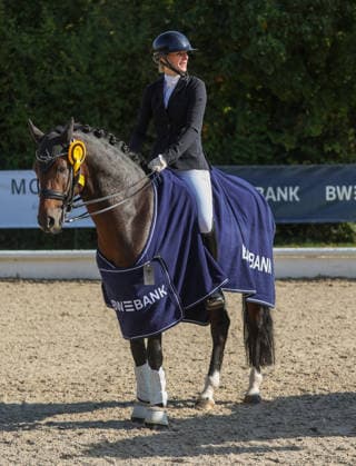 October 4, 2026, Germany, Ludwigsburg: Dressage Competition—BW Bank Prize; Winner Ann Kathrin Lindner of RV Ilsfeld on Weidner s Dark Knight at the awards ceremony