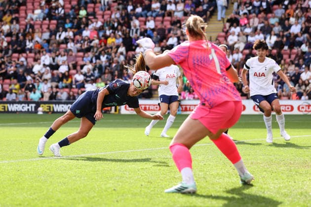 Tottenham Hotspur gegen London City Lionesses, 4. Oktober 2026, London Women’s Super League: Tottenham Hotspur gegen London City Lionesses – Danielle van de Donk von den London City Lionesses köpft den Ball. Foto: Jacques Feeney, Offside, London, Großbritannien  Copyright: xJacquesxFeeneyx xOffsidexOffside