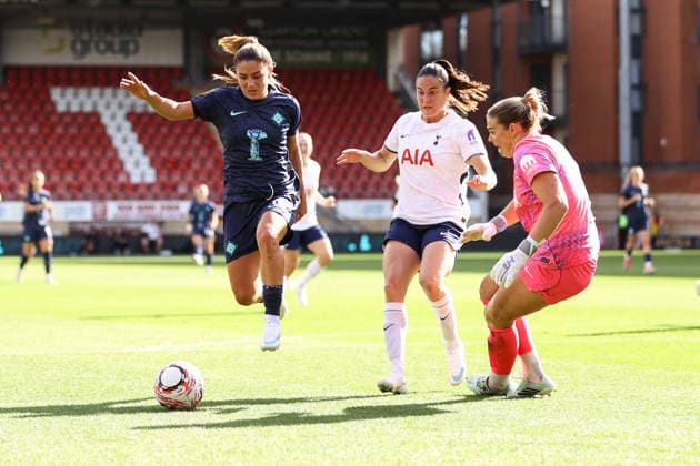 Tottenham Hotspur gegen London City Lionesses, 4. Oktober 2026, London Women’s Super League Tottenham Hotspur gegen London City Lionesses Danielle van de Donk von den London City Lionesses dribbelt an der Torhüterin von Tottenham Hotspur, Lize Kop, und an Signe Gaupset von Tottenham Hotspur vorbei, bevor sie am Tor vorbei schießt. Foto: Jacques Feeney Abseits London, Großbritannien  Copyright: xJacquesxFeeneyx xOffsidexOffside