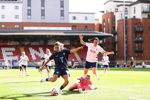 Tottenham Hotspur gegen London City Lionesses, 4. Oktober 2026, London Women’s Super League Tottenham Hotspur gegen London City Lionesses Danielle van de Donk von den London City Lionesses dribbelt an der Torhüterin von Tottenham Hotspur, Lize Kop, und an Signe Gaupset von Tottenham Hotspur vorbei, bevor sie am Tor vorbei schießt. Foto: Jacques Feeney Abseits London, Großbritannien  Copyright: xJacquesxFeeneyx xOffsidexOffside