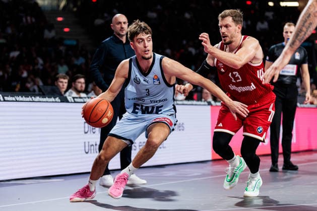 easyCredit Basketball Bundesliga FC Bayern Munich vs. EWE Baskets Oldenburg, October 4, 2026; Zachary Ensminger of EWE Baskets Oldenburg, No. 3, with the ball against Andreas Andi Obst of FC Bayern Munich, No. 13; easyCredit Basketball Bundesliga FC Bayern Munich vs. EWE Baskets Oldenburg, Munich, BMW Park on October 4, 2026 Copyright: xBEAUTIFULxSPORTS Wunderlx