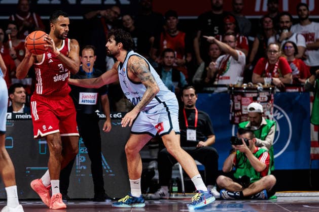 easyCredit Basketball Bundesliga FC Bayern Munich vs. EWE Baskets Oldenburg, October 4, 2026 Johannes JT Thiemann of FC Bayern Munich, No. 32, with the ball against Marcel Keßen of EWE Baskets Oldenburg, No. 15 easyCredit Basketball Bundesliga FC Bayern Munich vs. EWE Baskets Oldenburg, Munich, BMW Park on October 4, 2026 Copyright: xBEAUTIFULxSPORTS Wunderlx