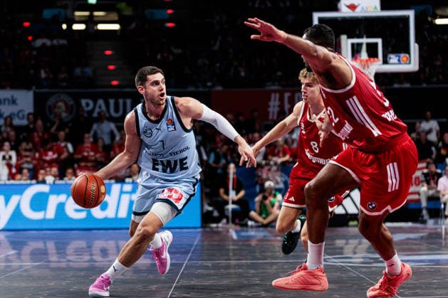 easyCredit Basketball Bundesliga FC Bayern Munich vs. EWE Baskets Oldenburg, October 4, 2026; Stefan Momirov of EWE Baskets Oldenburg, No. 7, with the ball against Tobias Jensen of FC Bayern Munich, 8, and Johannes JT Thiemann of FC Bayern Munich, 32 easyCredit Basketball Bundesliga FC Bayern Munich vs. EWE Baskets Oldenburg, Munich, BMW Park on October 4, 2026 Copyright: xBEAUTIFULxSPORTS Wunderlx