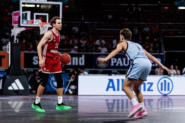easyCredit Basketball Bundesliga FC Bayern Munich vs. EWE Baskets Oldenburg, October 4, 2026 Rokas Jokubaitis of FC Bayern Munich, 31, with the ball against Zachary Ensminger of EWE Baskets Oldenburg, 3 easyCredit Basketball Bundesliga FC Bayern Munich vs. EWE Baskets Oldenburg, Munich, BMW Park on October 4, 2026 Copyright: xBEAUTIFULxSPORTS Wunderlx