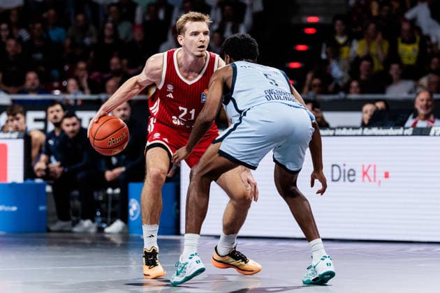 easyCredit Basketball Bundesliga FC Bayern Munich vs. EWE Baskets Oldenburg, October 4, 2026 Justus Hollatz of FC Bayern Munich, No. 21, with the ball against Jeremy Roach of EWE Baskets Oldenburg, No. 5 easyCredit Basketball Bundesliga FC Bayern Munich vs. EWE Baskets Oldenburg, Munich, BMW Park on October 4, 2026 Copyright: xBEAUTIFULxSPORTS Wunderlx