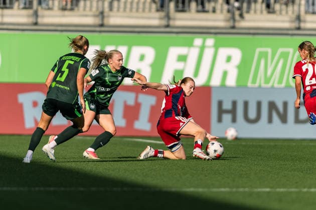 Soccer I Women s I 2026–2027 Season I Bundesliga I VfL Wolfsburg vs. Hamburger SV I October 4, 2026: Thea Bjelde (2), VfL Wolfsburg, and Carla Morich (10), Hamburger SV, in a tackle at the Wolfsburg AOK Stadium in Lower Saxony, Germany Copyright: xLobeca CedricxSiefkerx