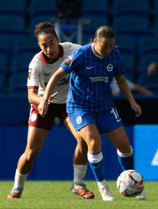 Brighton and Hove Albion Women v Charlton Athletic Women Barclays Women s Super League Fran Kirby of Brighton and Hove Albion Women battles for the ball with Lucia Lobato of Charlton Athletic Women during the Barclays Women s Super League match at the American Express Stadium, Brighton and Hove 04 10 2026 UK Newspapers OUT Copyright: xBenxPetersx FIL-24015-0115