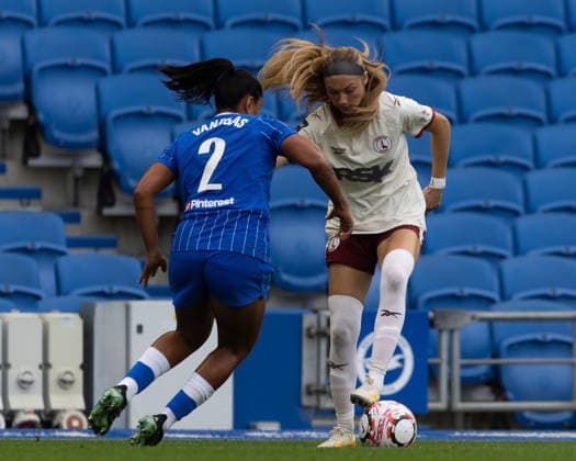Brighton and Hove Albion Women v Charlton Athletic Women Barclays Women s Super League Gillian Kenney of Charlton Athletic Women in possession during the Barclays Women s Super League match at the American Express Stadium, Brighton and Hove 04 10 2026 UK Newspapers OUT Copyright: xBenxPetersx FIL-24015-0118