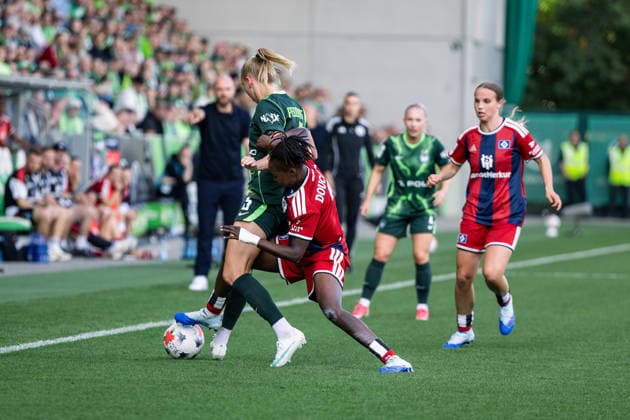 Soccer I Women s I 2026–2027 Season I Bundesliga I VfL Wolfsburg vs. Hamburger SV I October 4, 2026 Ella Peddemor (5), VfL Wolfsburg, and Magou Doucoure (2), Hamburger SV, in a tackle at the Wolfsburg AOK Stadium in Lower Saxony, Germany Copyright: xLobeca CedricxSiefkerx