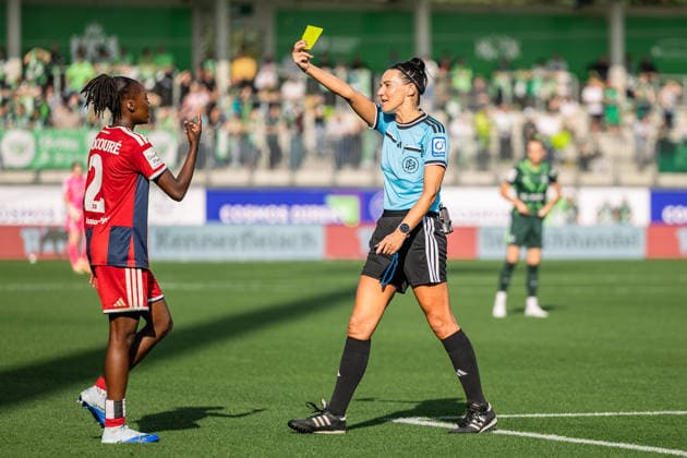 Soccer I Women s I 2026–2027 Season I Bundesliga I VfL Wolfsburg vs. Hamburger SV I October 4, 2026: Referee Nadine Westerhoff issues a yellow card to Magou Doucoure 2, Hamburger SV vs. Wolfsburg, AOK Stadium, Lower Saxony, Germany Copyright: xLobeca CedricxSiefkerx