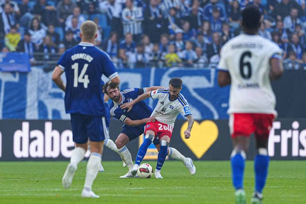 Thomas Delaney, FC Copenhagen, 27; Fabio Vieira, Hamburger SV, 20 (GER); Hamburger SV vs. FC Copenhagen, soccer, friendly match, 2026–2027 season, October 4, 2026 GER, Hamburger SV vs. FC Copenhagen, soccer, friendly match, 2026–2027 season, October 4, 2026 Hamburg Copyright: xEibner-Pressefoto MarcelxvonxFehrnx EP_MFN