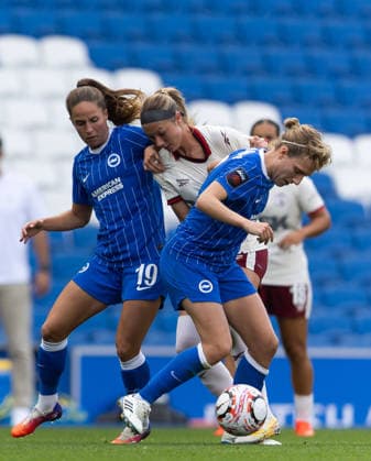Brighton and Hove Albion Women v Charlton Athletic Women Barclays Women s Super League Maisie Symonds (left) and Marisa Olislagers of Brighton and Hove Albion Women battle for the ball with Gillian Kenney of Charlton Athletic Women during the Barclays Women s Super League match at the American Express Stadium, Brighton and Hove 04 10 2026 UK Newspapers OUT Copyright: xBenxPetersx FIL-24015-0124