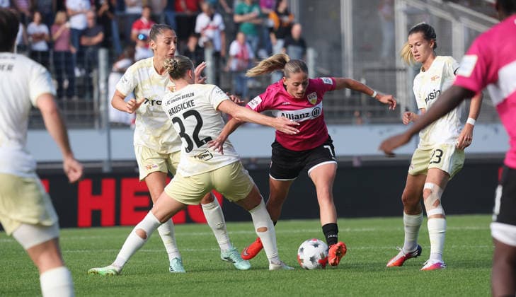 Stuttgart, Google Pixel Women s Bundesliga: VfB Stuttgart vs. Union Berlin; from left: Lina Hausicker (Union), Dafina Aredzepi (VfB)