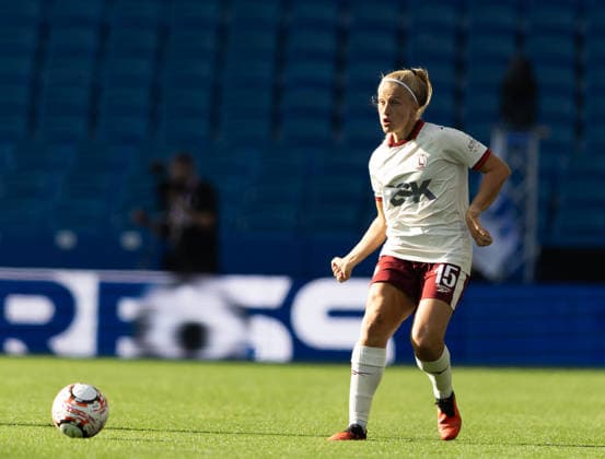 Brighton and Hove Albion Women v Charlton Athletic Women Barclays Women s Super League Katie Lockwood of Charlton Athletic Women passes the ball during the Barclays Women s Super League match at the American Express Stadium, Brighton and Hove 04 10 2026 UK Newspapers OUT Copyright: xBenxPetersx FIL-24015-0126